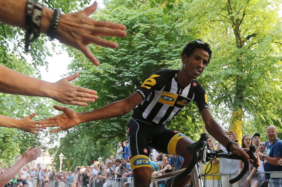 La MTN Qhubeka  la prima squadra africana a partecipare al Tour de France. Ecco l&#39;eritreo Daniel Teklehaimanot. Epa